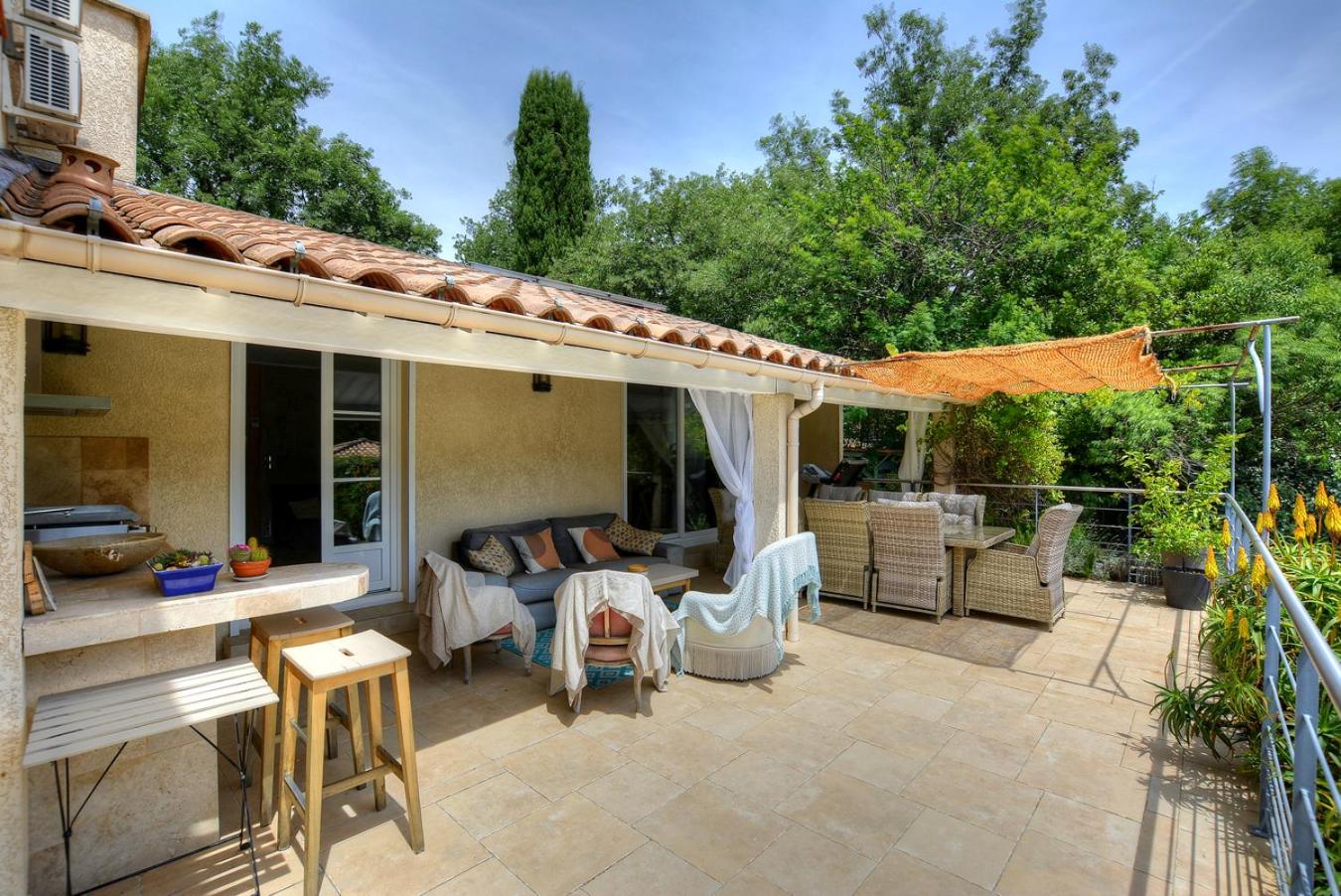 Villa Néoulaise 12 couchages avec piscine et spa en Provence (terrasse couverte)