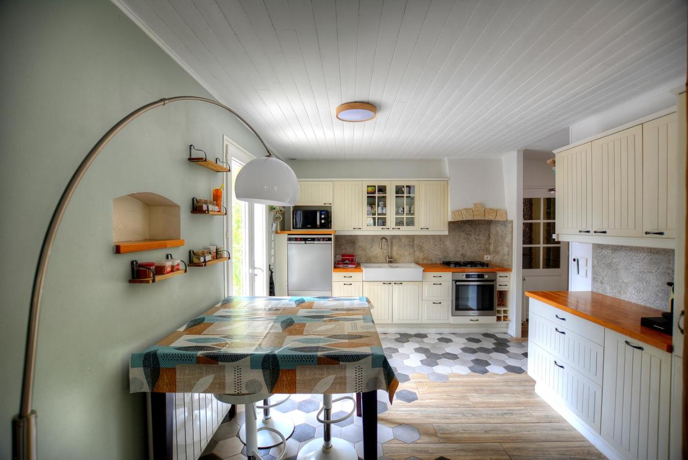 Villa Néoulaise 12 couchages avec piscine et spa en Provence (vue aérienne)