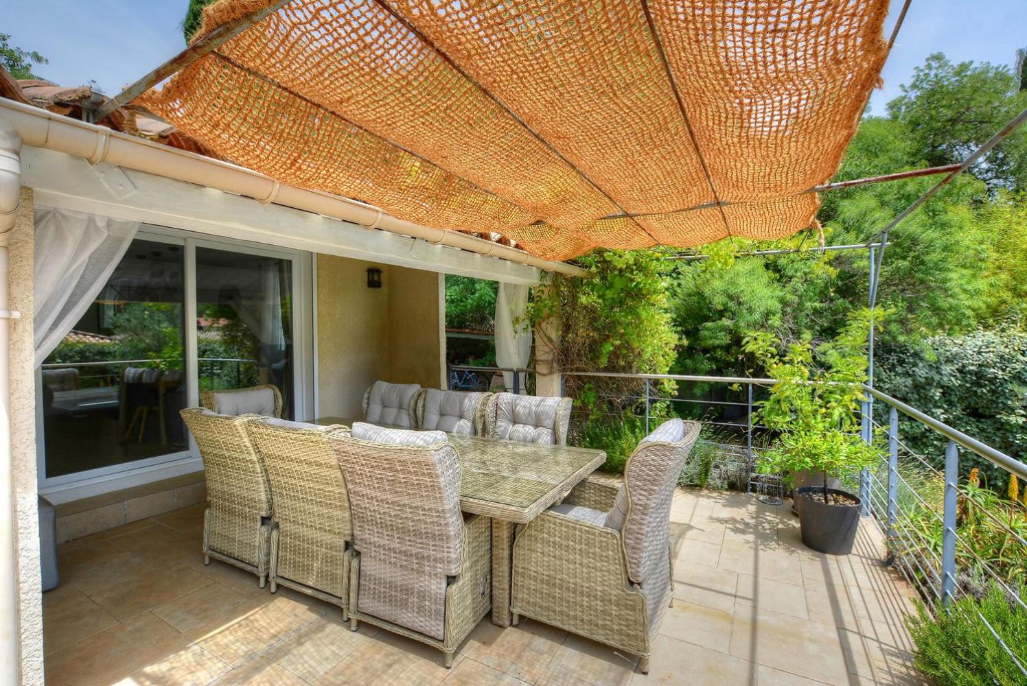 Villa Néoulaise 12 couchages avec piscine et spa en Provence (terrasse couverte)