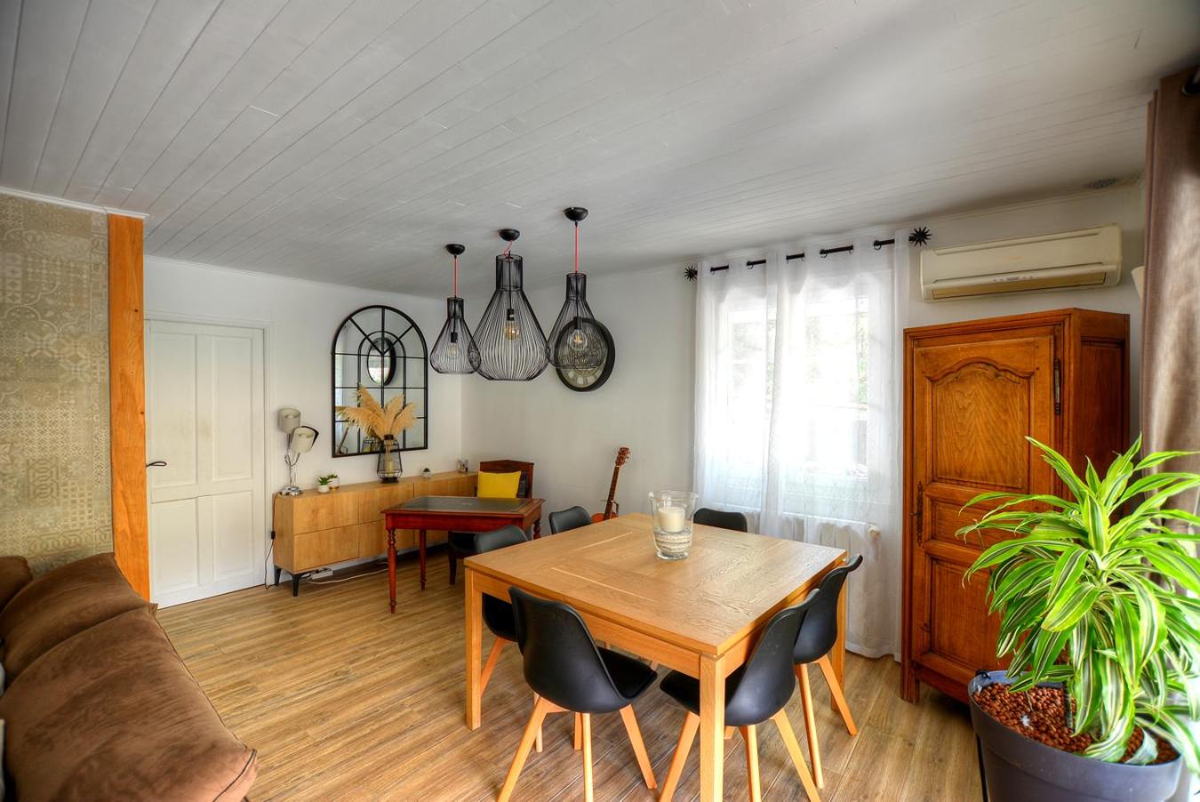 Villa Néoulaise 12 couchages avec piscine et spa en Provence (salle à manger)