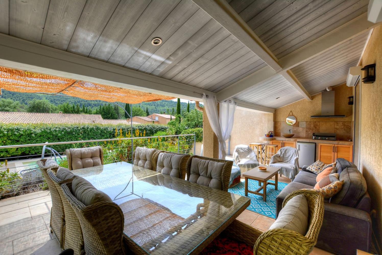 Villa Néoulaise 12 couchages avec piscine et spa en Provence (terrasse couverte et cuisine d'été)