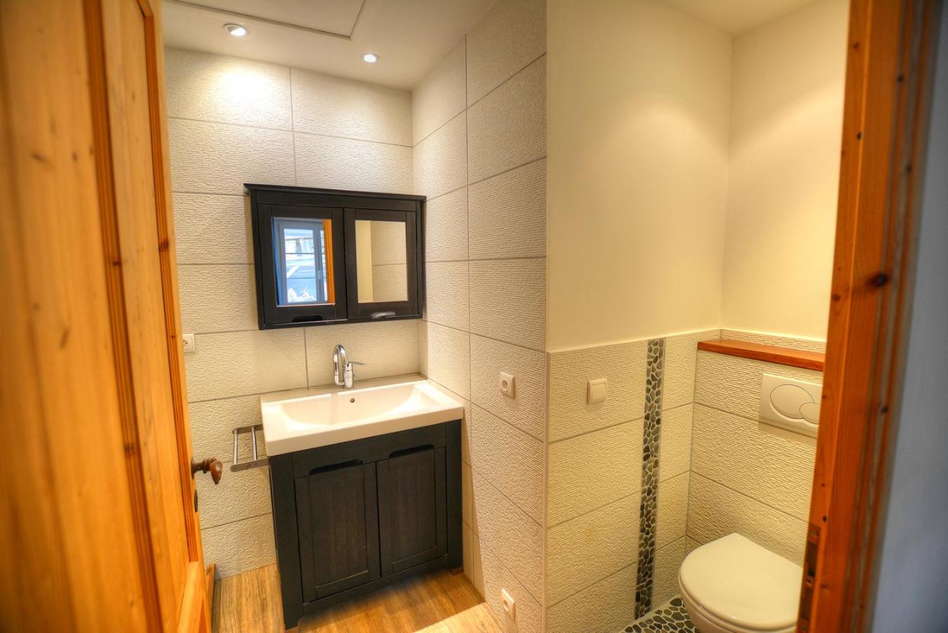 Villa Néoulaise 12 couchages avec piscine et spa en Provence (salle de bain et WC)